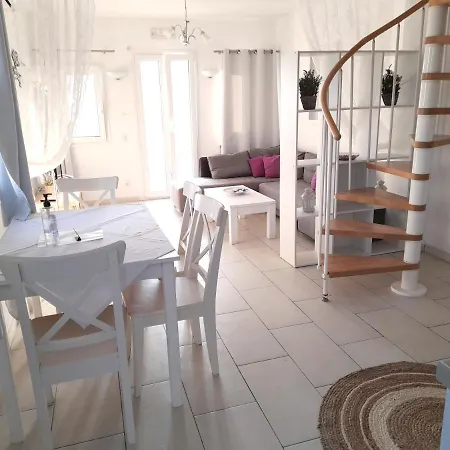 Sea Paradise - Seaside & Private Jacuzzi Apartment