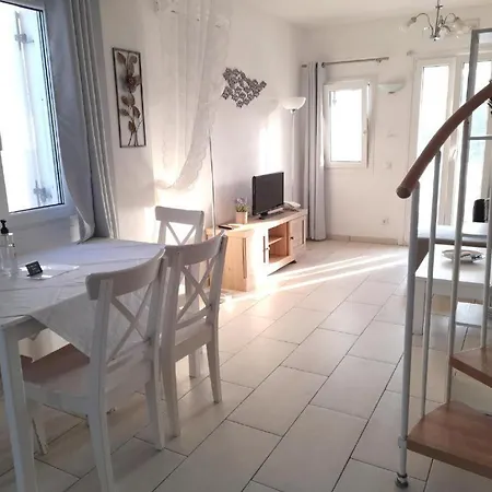 Sea Paradise - Seaside & Private Jacuzzi Ия